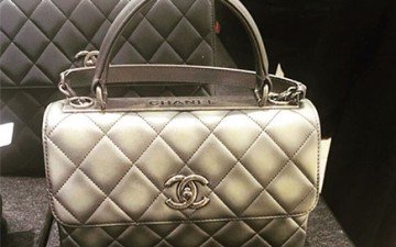 A Closer Look Chanel Trendy CC Flap Bag Bag thumb