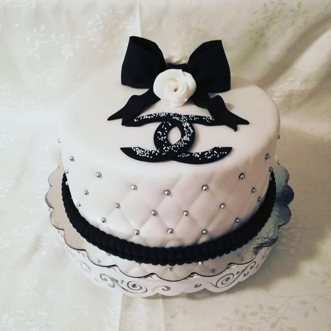 Dulce Cakes & Desserts - Chanel bag cake with fondant purse topper
